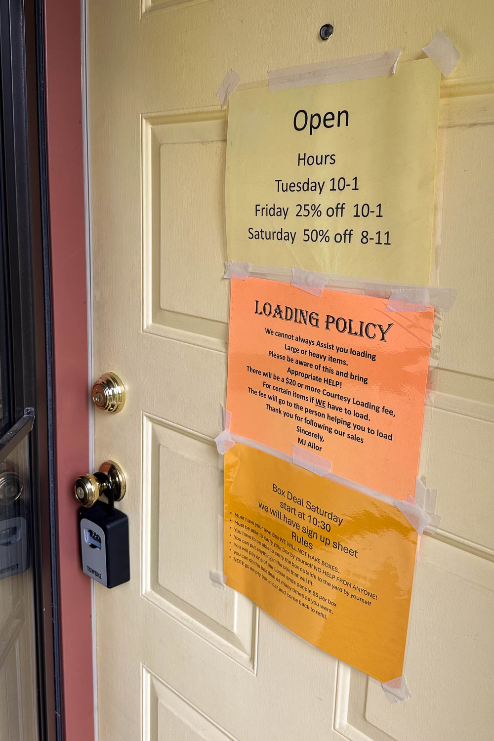 entry to an estate sale showing sale hour, their loading policy and a saturday box deal.