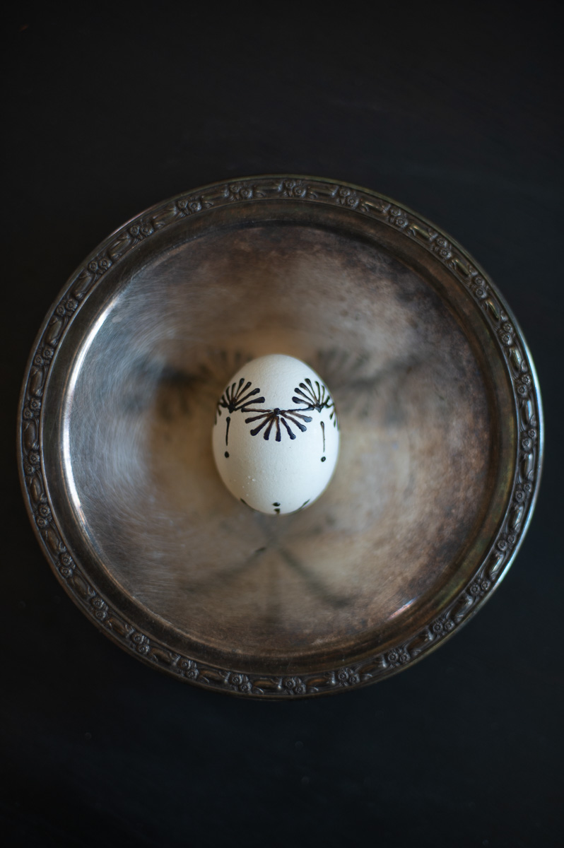 an example of an elegant easter egg decorating ideas you can make using crayon wax and the drop-pull pin-drax wax decorating technique.